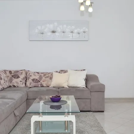 Vrania Apartment *