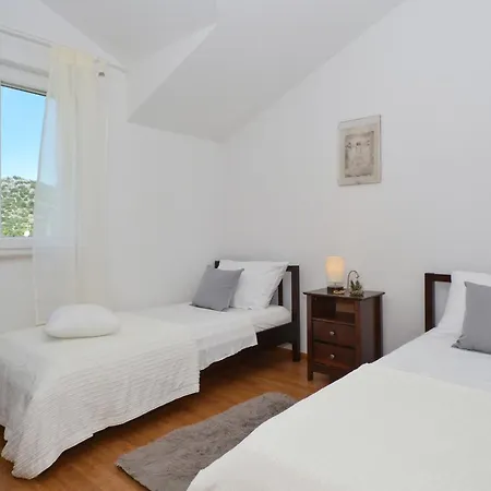 Vrania Apartment *