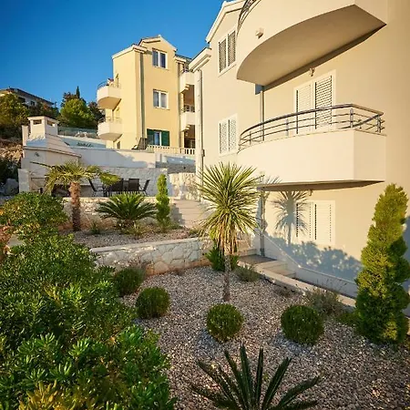 Vrania Apartment *
