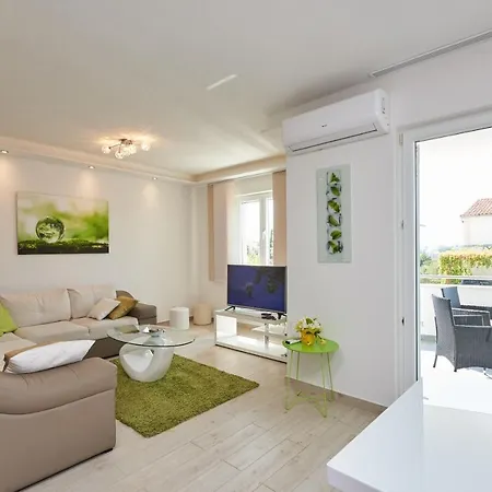 Vrania Apartment *
